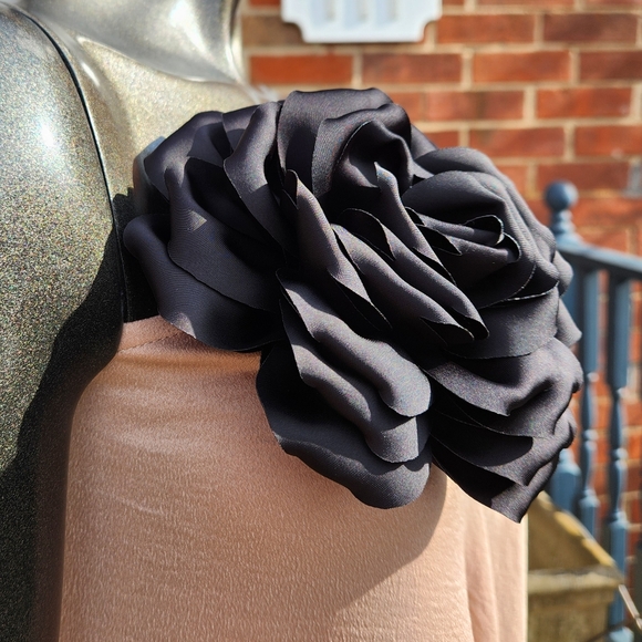 Bold Black Flower Brooch Pin Clip - Picture 12 of 16